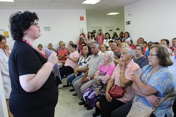 #PraCegoVer: Fotografia da gerontologista Rosa Bruno Marcucci, ela está em pé e fazendo discurso.